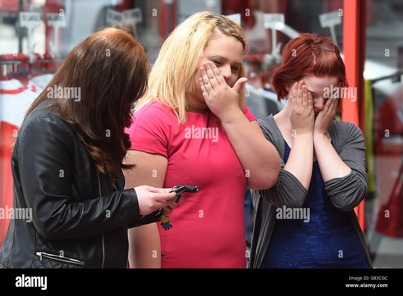 Les femmes essuyent les larmes alors qu'elles rendent hommage à Patrick Evans, Adrian Evans et Joel Richards au stade des banques du FC Walsall, alors que Theresa May se rendra en Tunisie à la suite du massacre de la plage qui craignait d'avoir tué au moins 30 Britanniques. Date de la photo: Lundi 29 juin 2015. Le ministre de l'intérieur arrivera aujourd'hui dans le pays pour des pourparlers sur la lutte contre la menace extrémiste, a annoncé David Cameron. Elle présentera également ses condoléances sur le lieu des meurtres. Voir PA Story POLICE Tunisie. Le crédit photo devrait se lire comme suit : Joe Giddens/PA Wire Banque D'Images