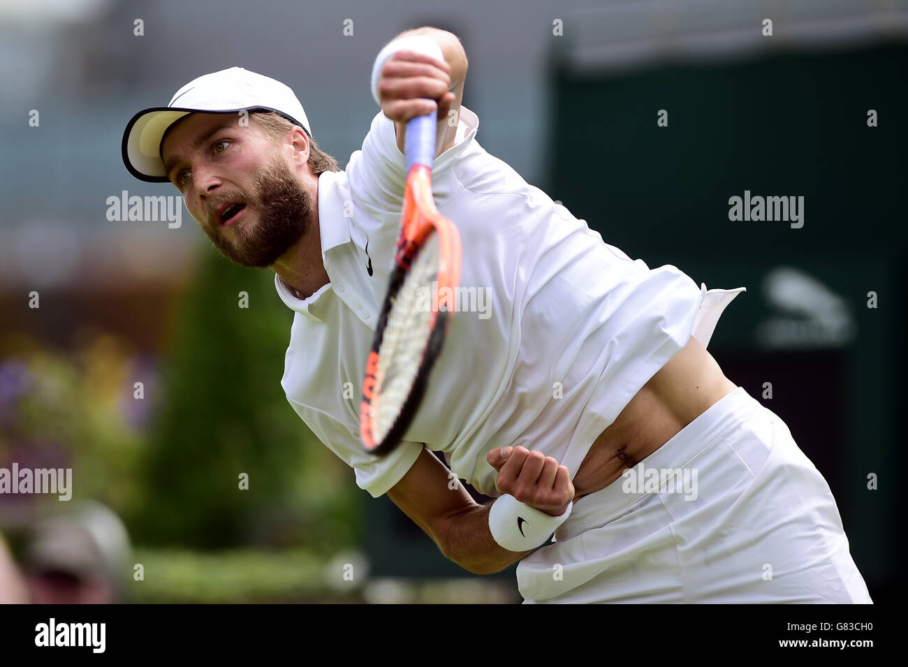 Liam Broady en action contre Marinko Matotero lors du premier jour des championnats de Wimbledon au All England Lawn tennis and Croquet Club, Wimbledon. Banque D'Images