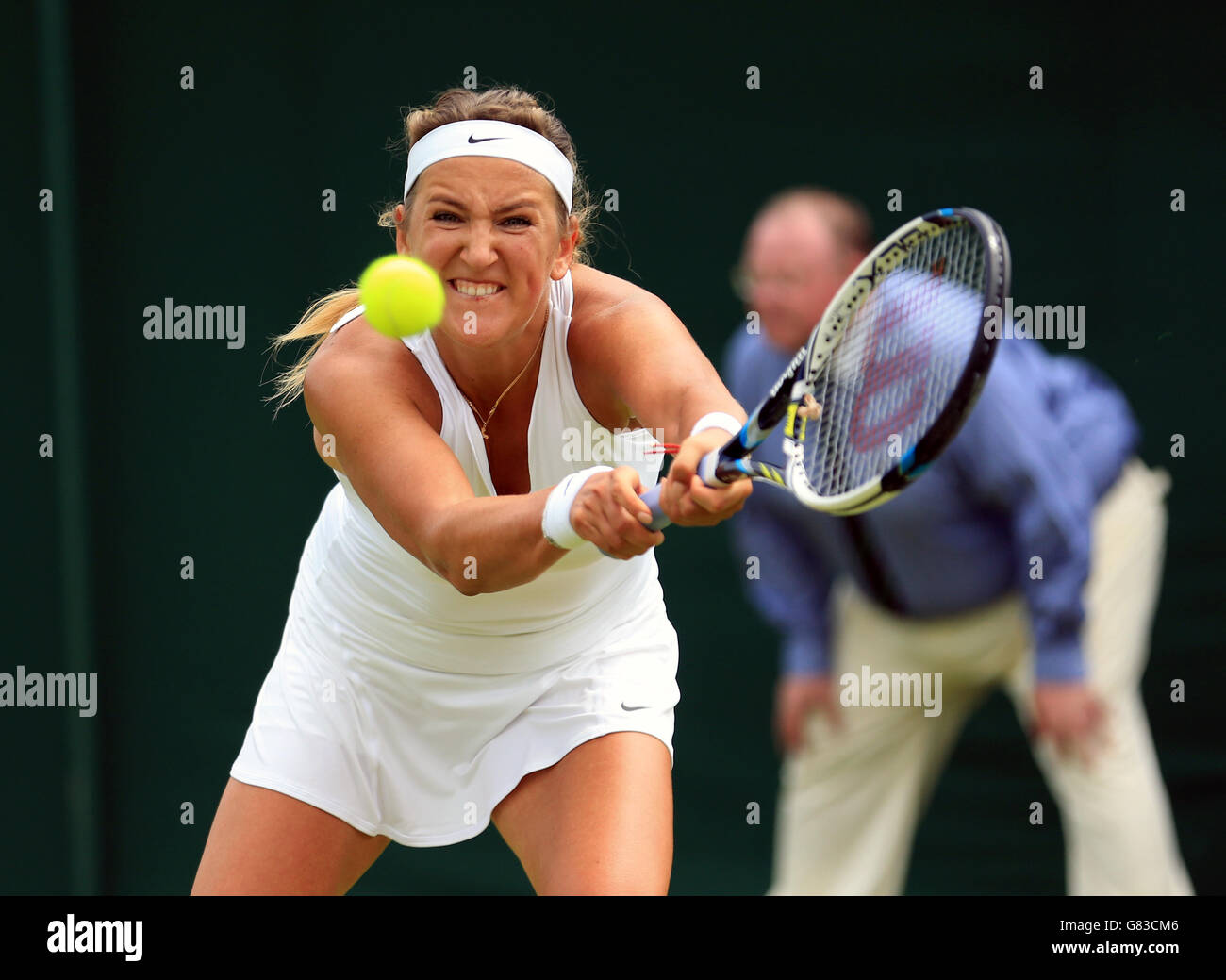 Victoria Azarenka en action contre Anet Kontaveit lors du premier tour de la coupe féminine lors du premier jour des championnats de Wimbledon au All England Lawn tennis and Croquet Club, Wimbledon. Banque D'Images