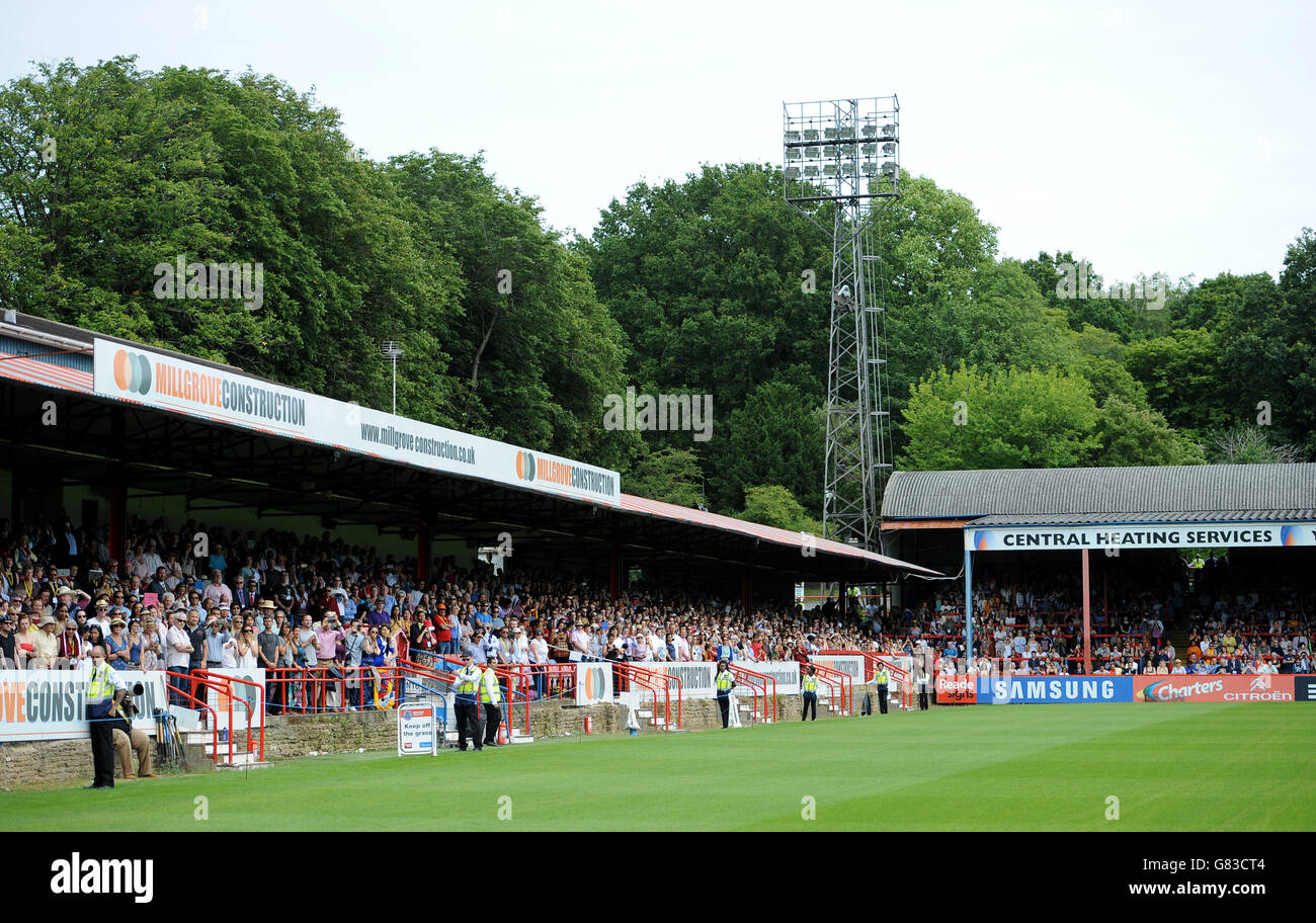 Une foule se réunit au club de football d'Aldershot à Aldershot, dans le Hampshire, pour écouter un discours du Dalaï Lama intitulé le bouddhisme au 21e siècle. Banque D'Images