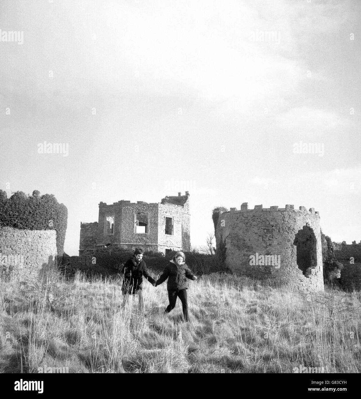 Visiteurs au château de Walton, au-dessus de Walton-St-Mary, Clevedon, Somerset. Ce monument peu connu mais pittoresque a été construit à l'origine comme pavillon de chasse. Banque D'Images