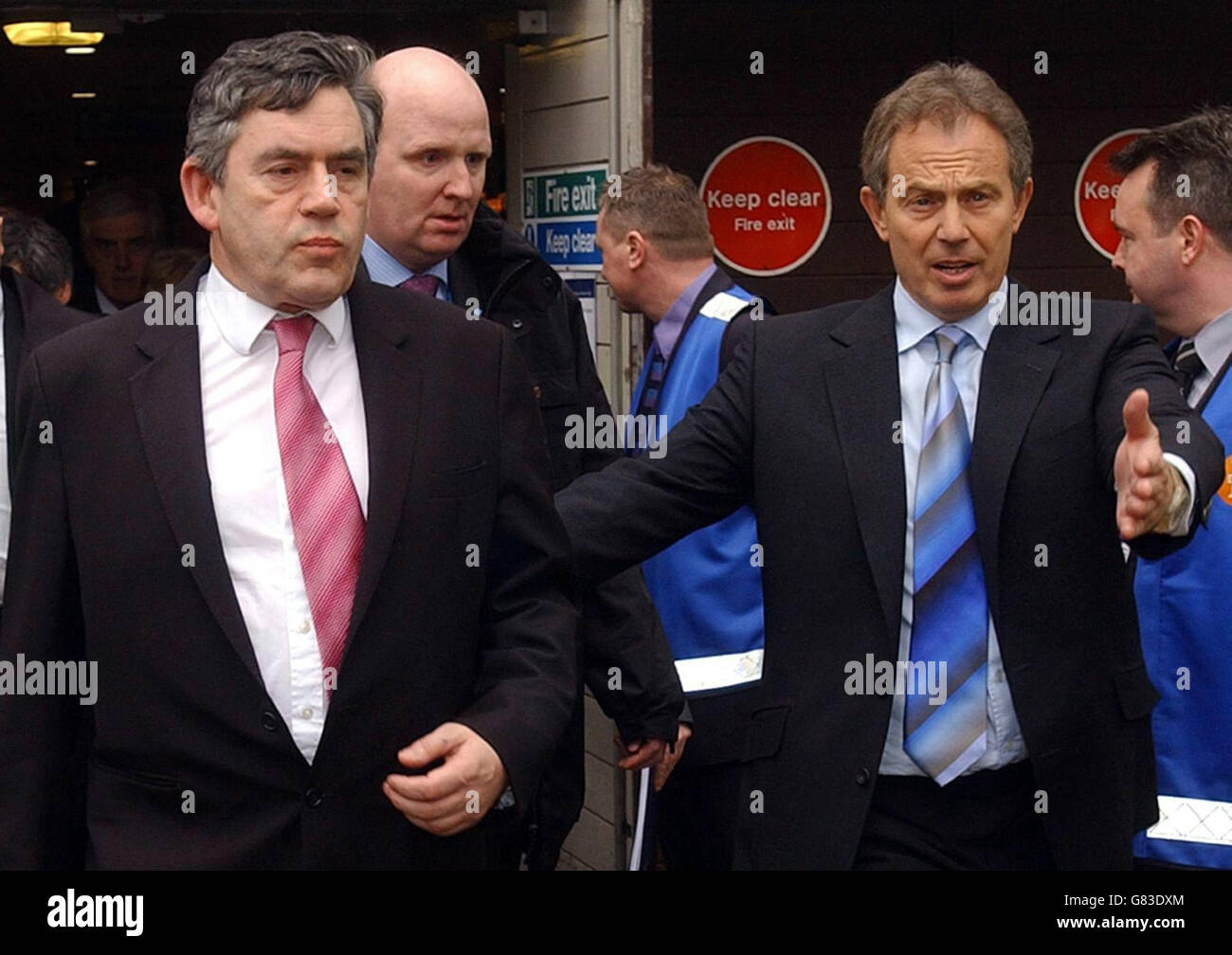 Le Premier ministre britannique, Gordon Brown, et le Chancelier, arrivent à Birminghams New Street Station, après avoir annulé la campagne électorale générale suite à l'annonce de Longbridge. Banque D'Images