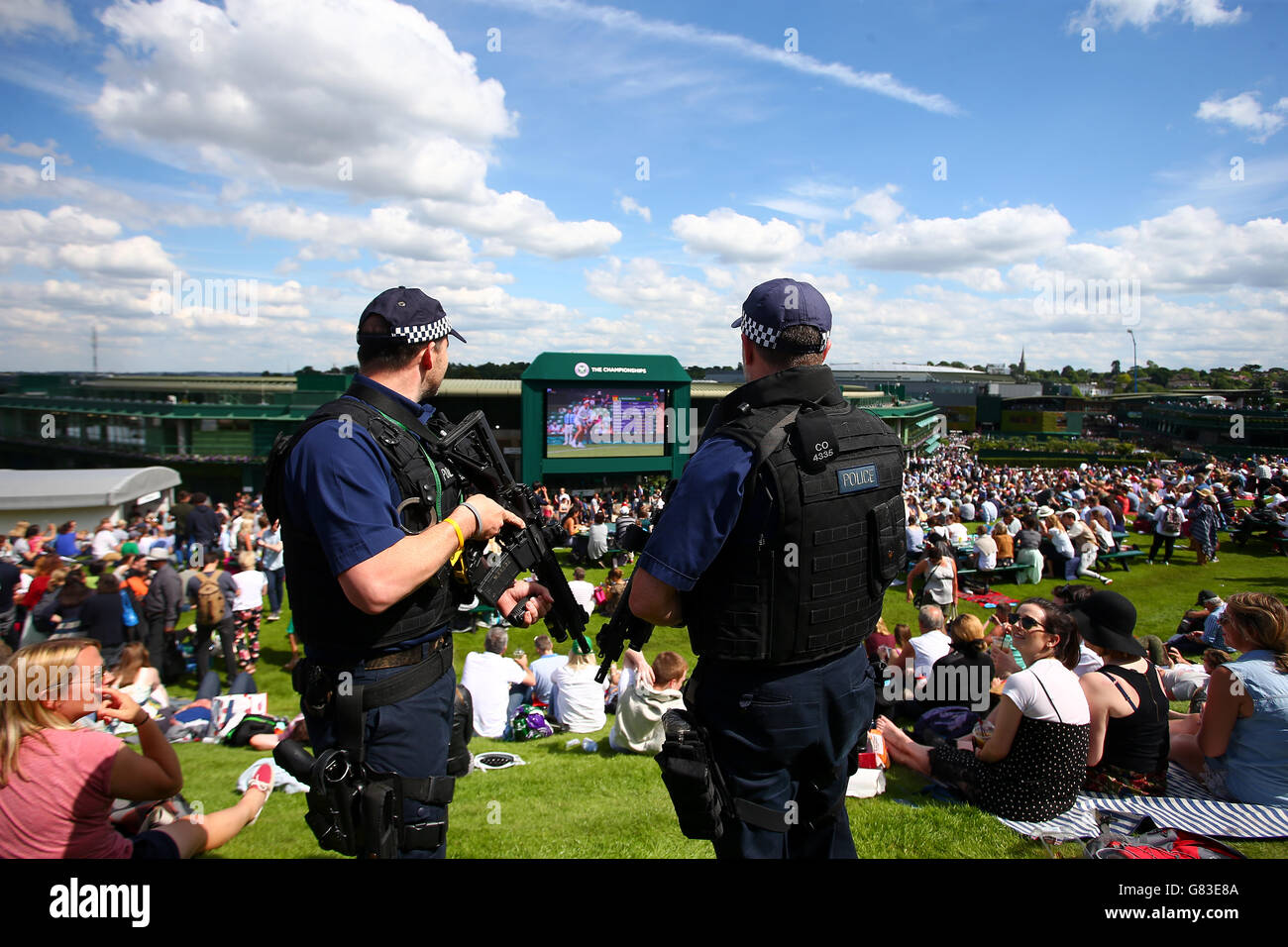 La police armée sur le terrain le premier jour des championnats de Wimbledon au All England Lawn tennis and Croquet Club, Wimbledon. Banque D'Images