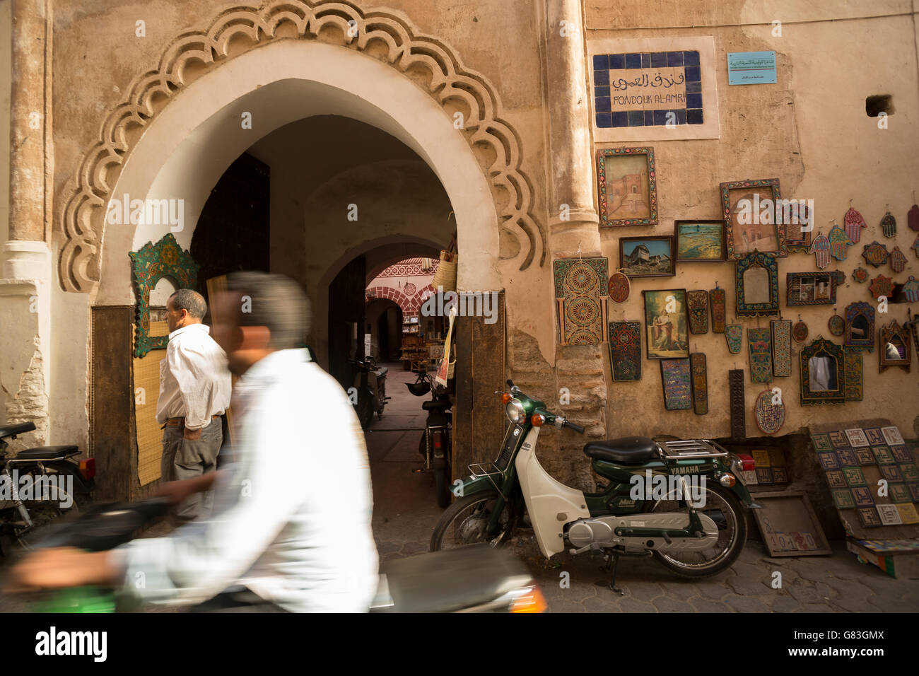 Les résidents locaux et les touristes dash dans les rues étroites de la médina de Marrakech, Maroc. Banque D'Images