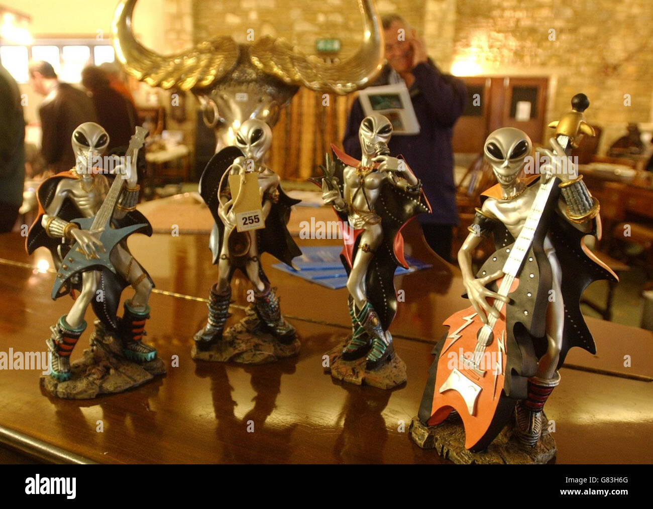 Certains des 754 articles recueillis par le bassiste de l'OMS John Entwistle qui doivent être en vente. Banque D'Images