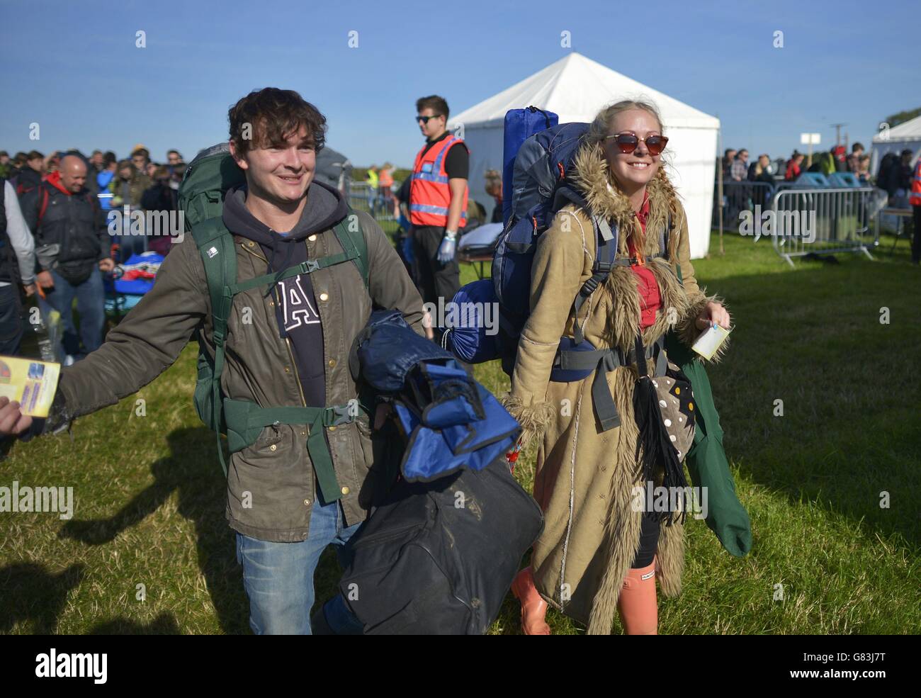 Glastonbury Festival 2015 - préparatifs.Les festivalgoers arrivent au festival Glastonbury, à la ferme digne de Somerset. Banque D'Images