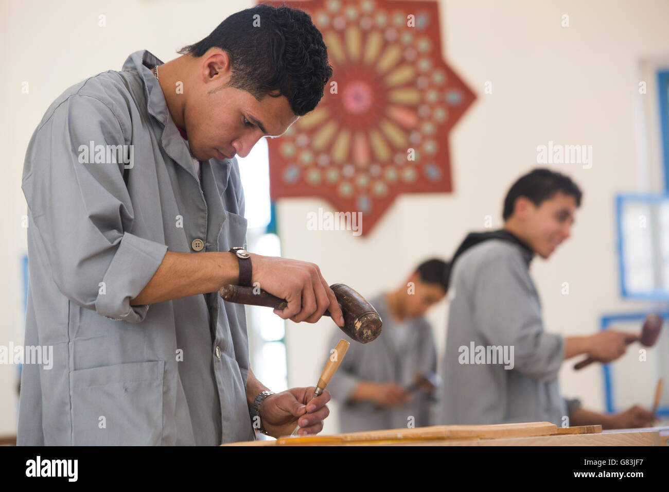 Les étudiants mettent en pratique en classe d'ébénisterie à l'Institut des Arts Traditionnels à Fès, au Maroc. Banque D'Images