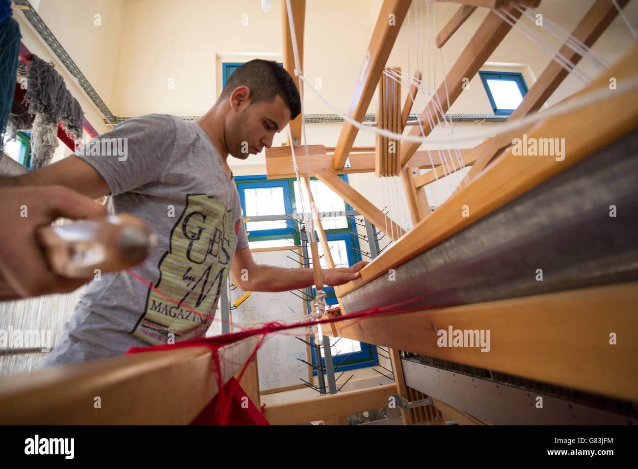 Les pratiques d'un étudiant à l'Institut de tissage Arts Traditionnels à Fès, au Maroc. Banque D'Images