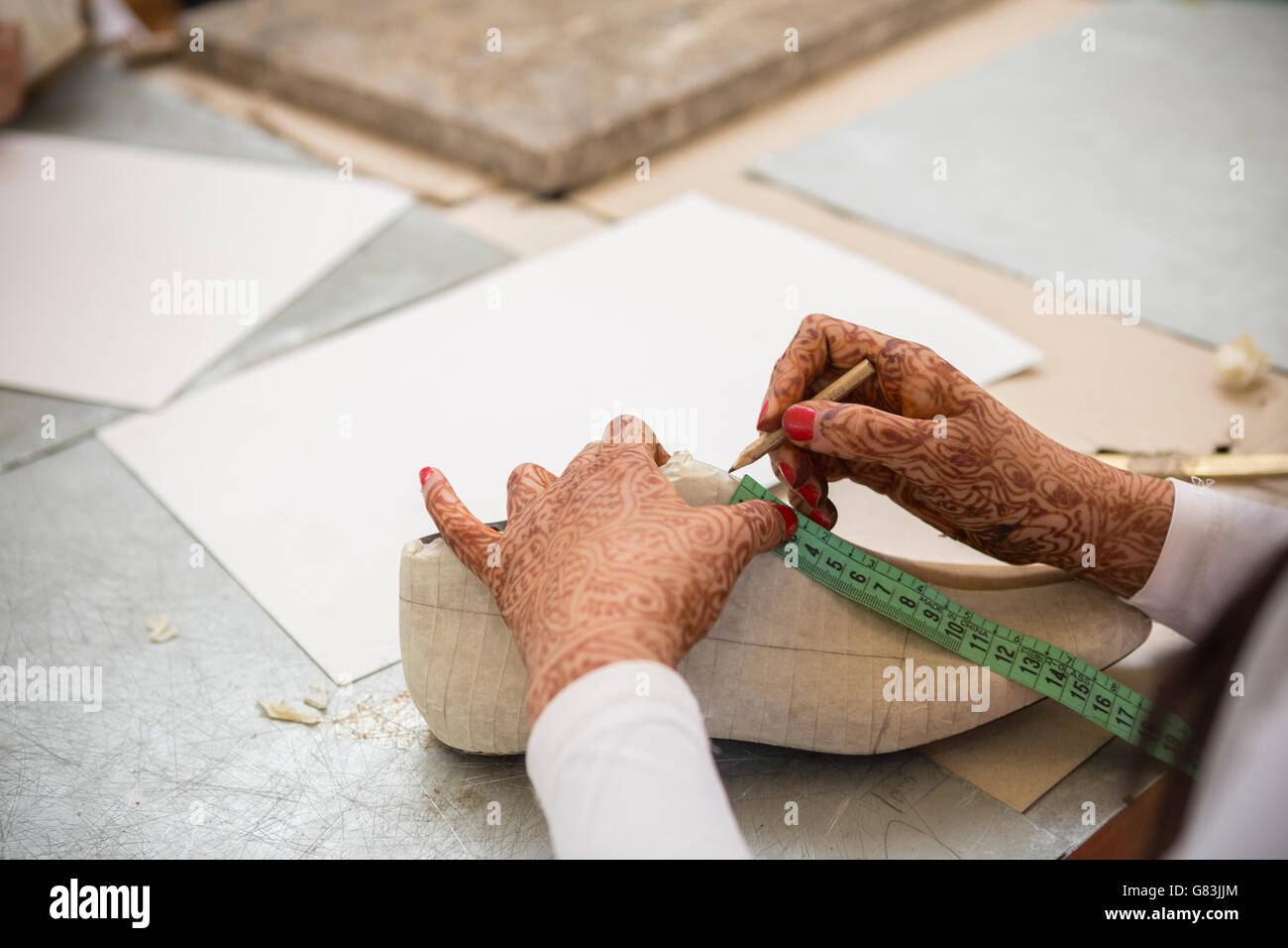 Les élèves apprennent cordonnerie, la conception et le travail du cuir à l'Institut des Arts Traditionnels à Fès, au Maroc. Banque D'Images
