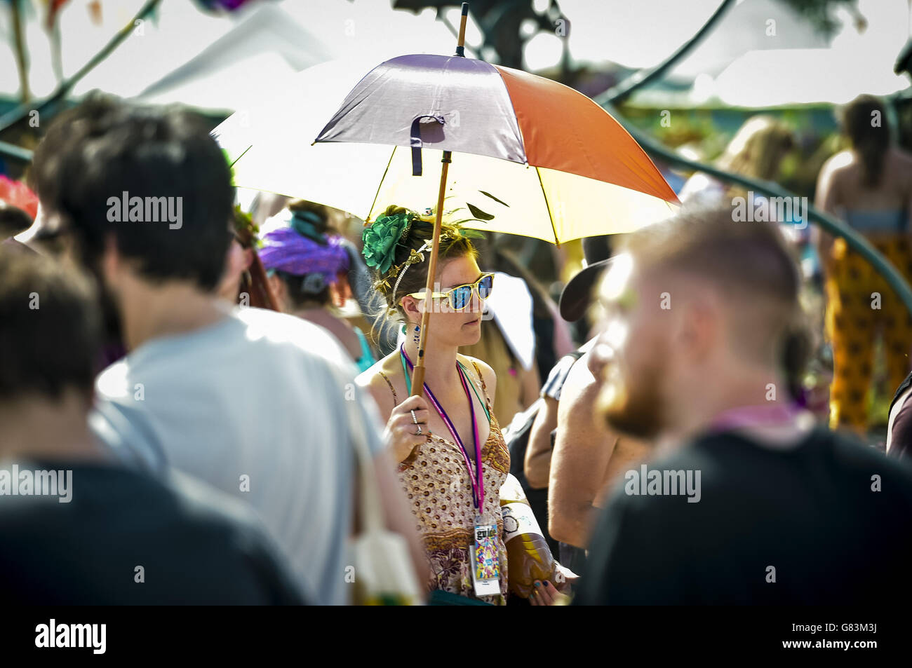 Festivalgoers appréciant le temps chaud au Festival de Glastonbury, à la ferme digne de Somerset. Banque D'Images