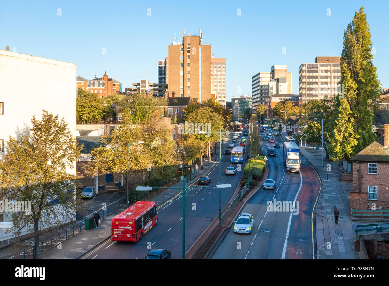 Matin le trafic sur une route de la ville de Nottingham, Angleterre, RU Banque D'Images
