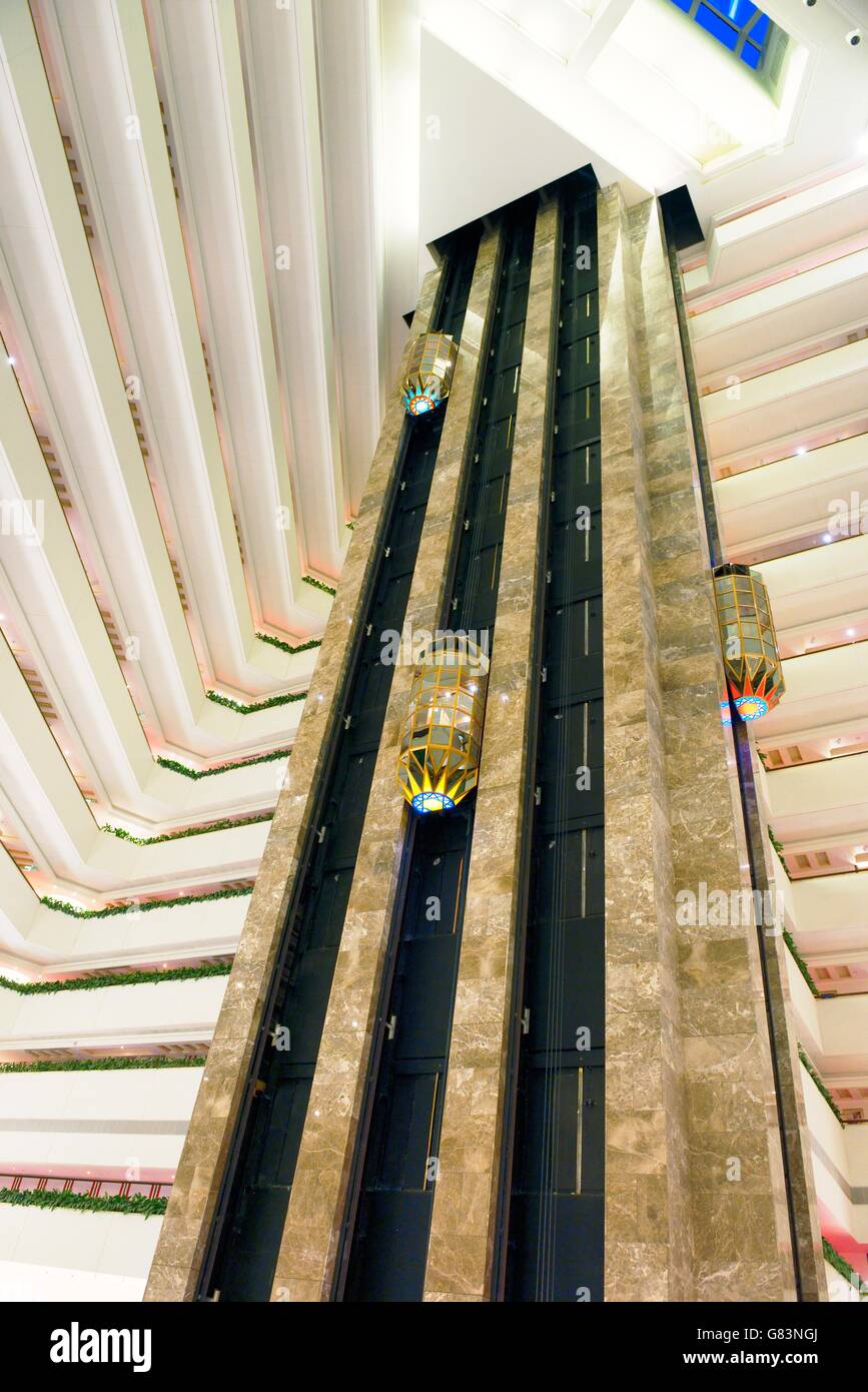 Le Sheraton grand Doha Resort and Convention Hotel sur la corniche à West Bay, Doha, Qatar. ascenseurs dans l'atrium central Banque D'Images