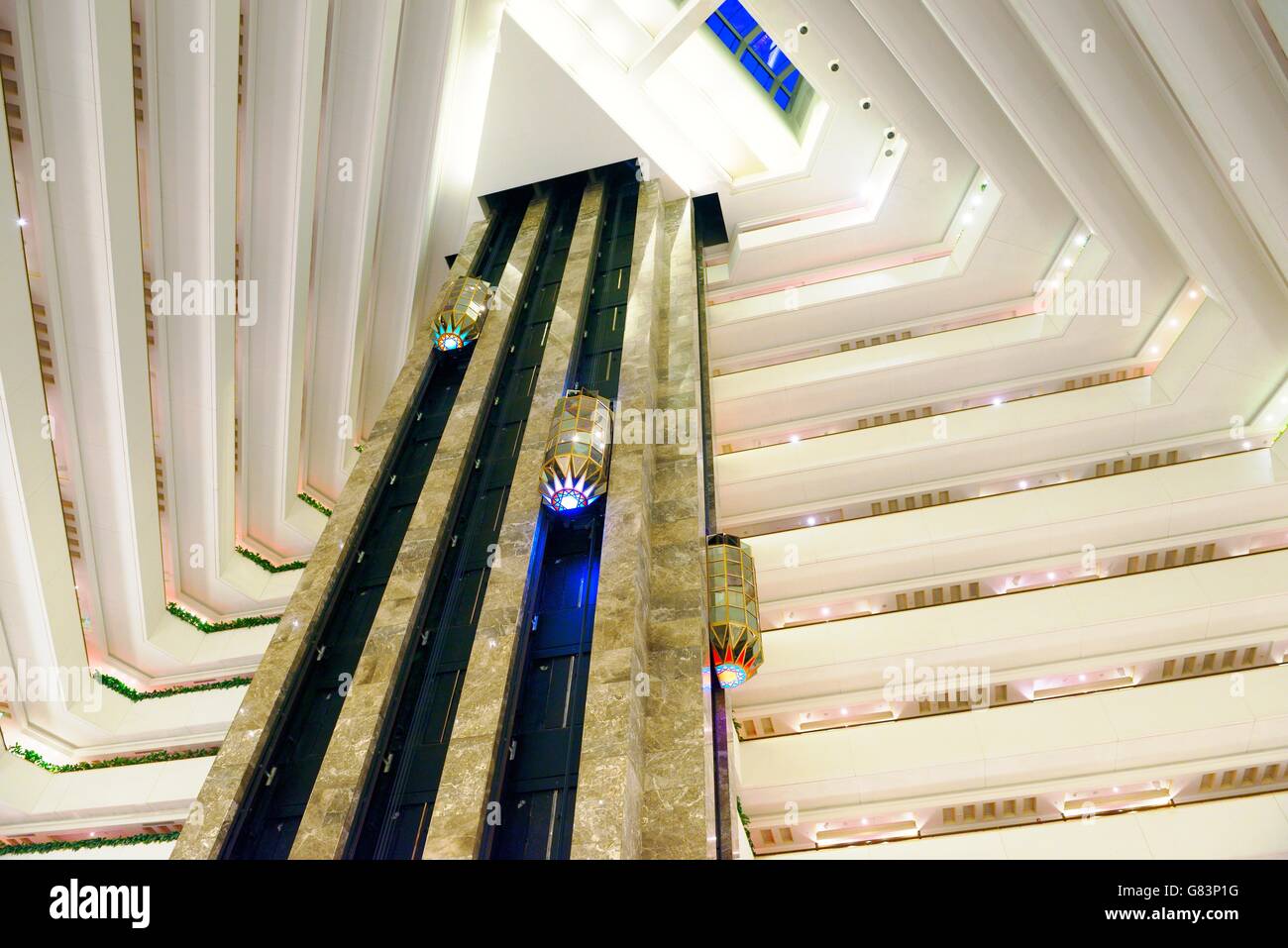 Le Sheraton grand Doha Resort and Convention Hotel sur la corniche à West Bay, Doha, Qatar. ascenseurs dans l'atrium central Banque D'Images