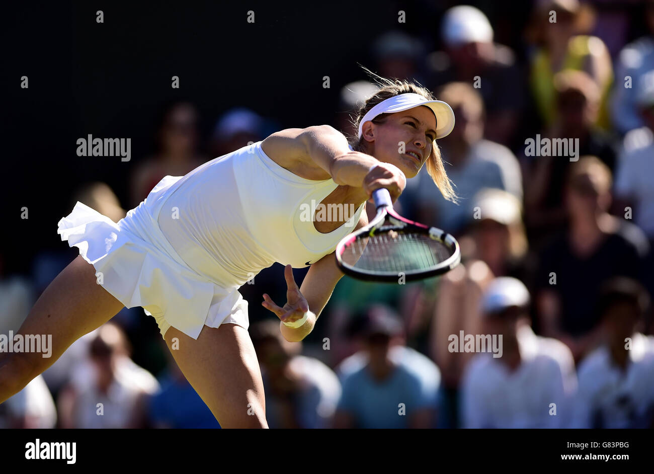 Eugenie Bouchard en action contre Ying-Ying Duan lors du premier tour de célibataires féminins pendant le deuxième jour des championnats de Wimbledon au All England Lawn tennis and Croquet Club, Wimbledon. Banque D'Images