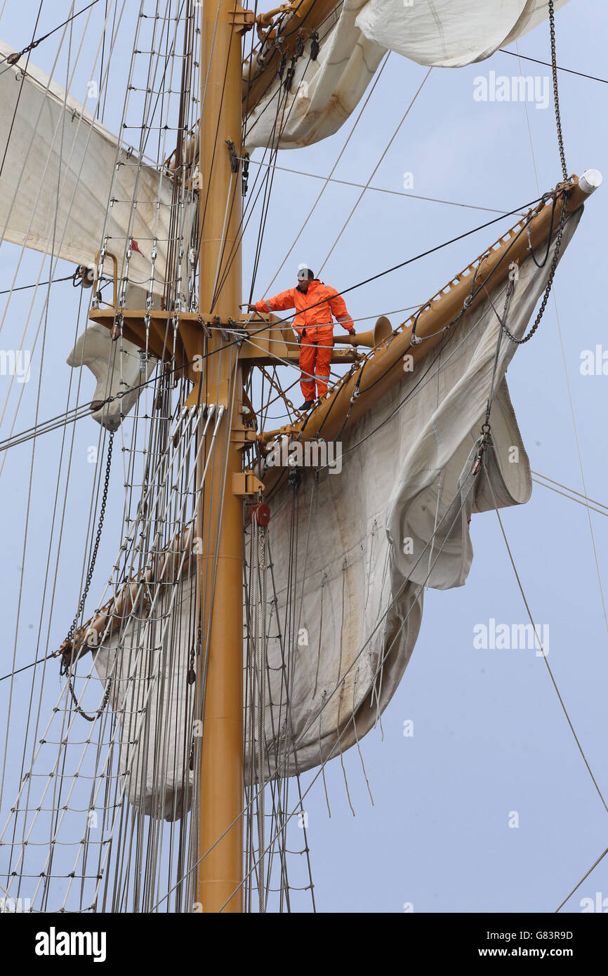 RETRANSMISSION DE L'ASPECT RECTIFIANT UN membre de l'équipage se tient sur le gréement du Tall Ship Guayas de l'Équateur, alors que les Tall Ships se préparent à quitter Belfast après quatre jours dans le cadre de la course maritime Tall Ships Festival Race. Banque D'Images