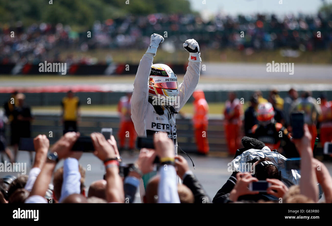 Courses automobiles - Championnat du monde de Formule 1 - Grand Prix de Grande-Bretagne 2015 - circuit Silverstone.Lewis Hamilton de Mercedes célèbre sa victoire lors du Grand Prix britannique 2015 au circuit de Silverstone, à Towcester. Banque D'Images