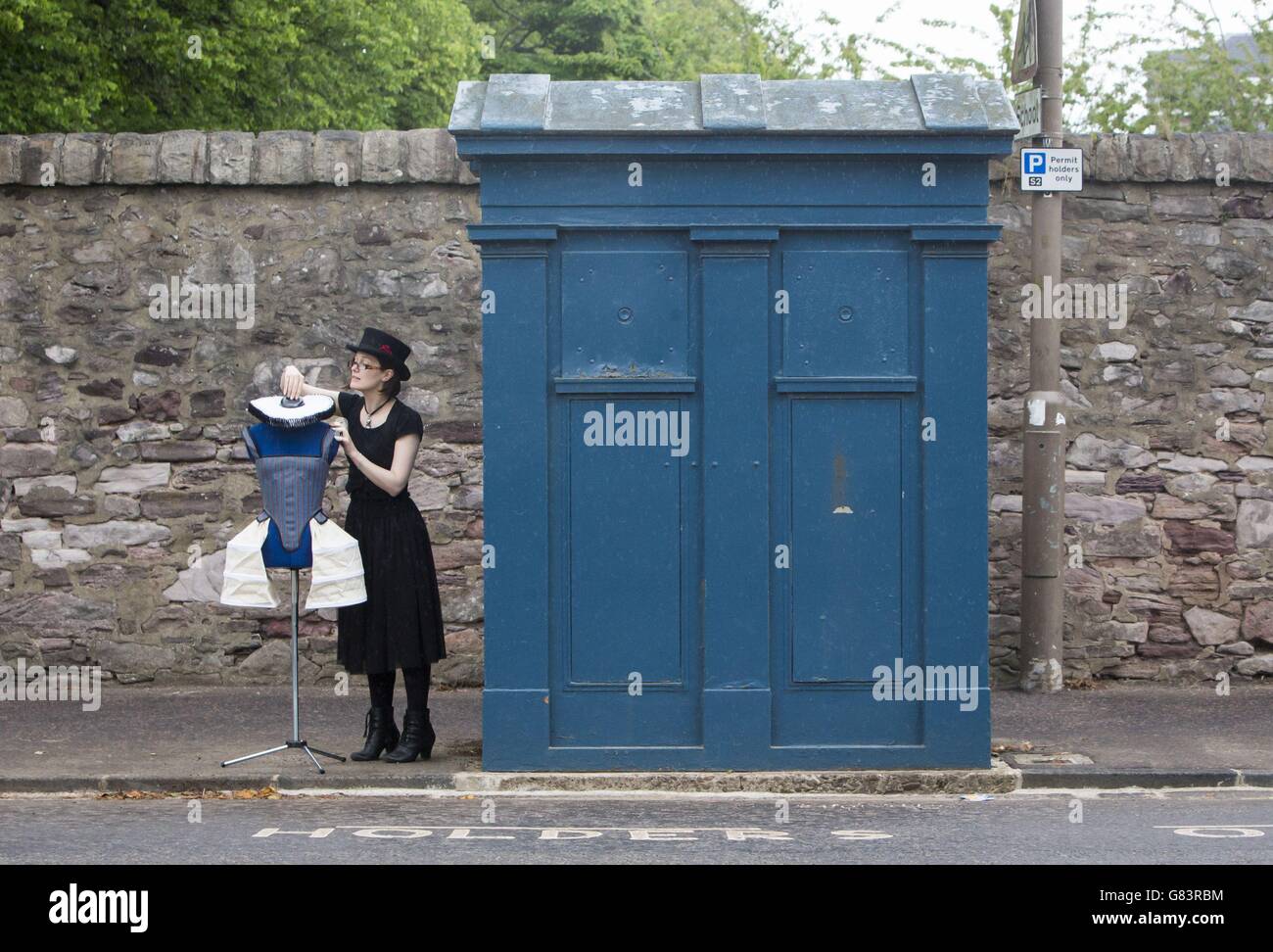 PHOTO AUTONOME. La créatrice de costumes Felicity Jean Edmond avec l'un de ses dessins à une boîte de police sur Whitehouse Loan à Édimbourg, lors du Festival de la boîte de police d'Édimbourg 2015. Banque D'Images