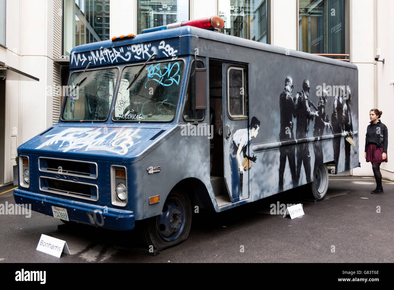 Londres, Royaume-Uni. 27 juin 2016. Sur la photo : un van de SWAT, peint par pulvérisation street artist Banksy, est. GBP 200,000-300,000. L'Art d'après-guerre et contemporains à la saison avec la vente aux enchères Bonhams qui aura lieu le 29 juin 2016. Banque D'Images