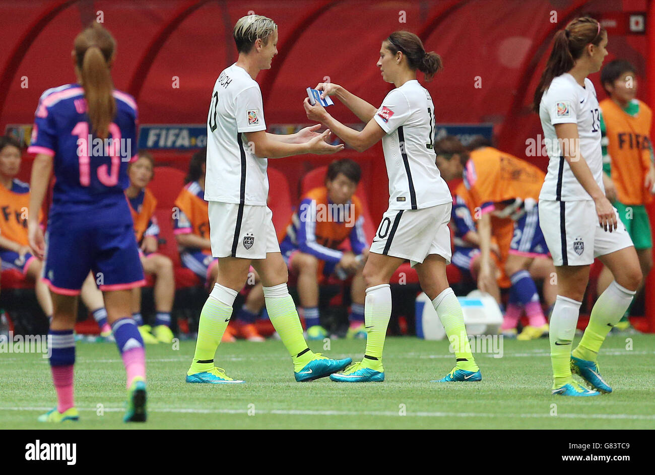 États-Unis le capitaine Carli Lloyd donne le brassard du capitaine à Abby Wambach alors qu'elle joue son dernier match pour les États-Unis lors de la coupe du monde des femmes de la FIFA Canada 2015 final match entre les États-Unis et le Japon au stade BC place à Vancouver, au Canada. Banque D'Images