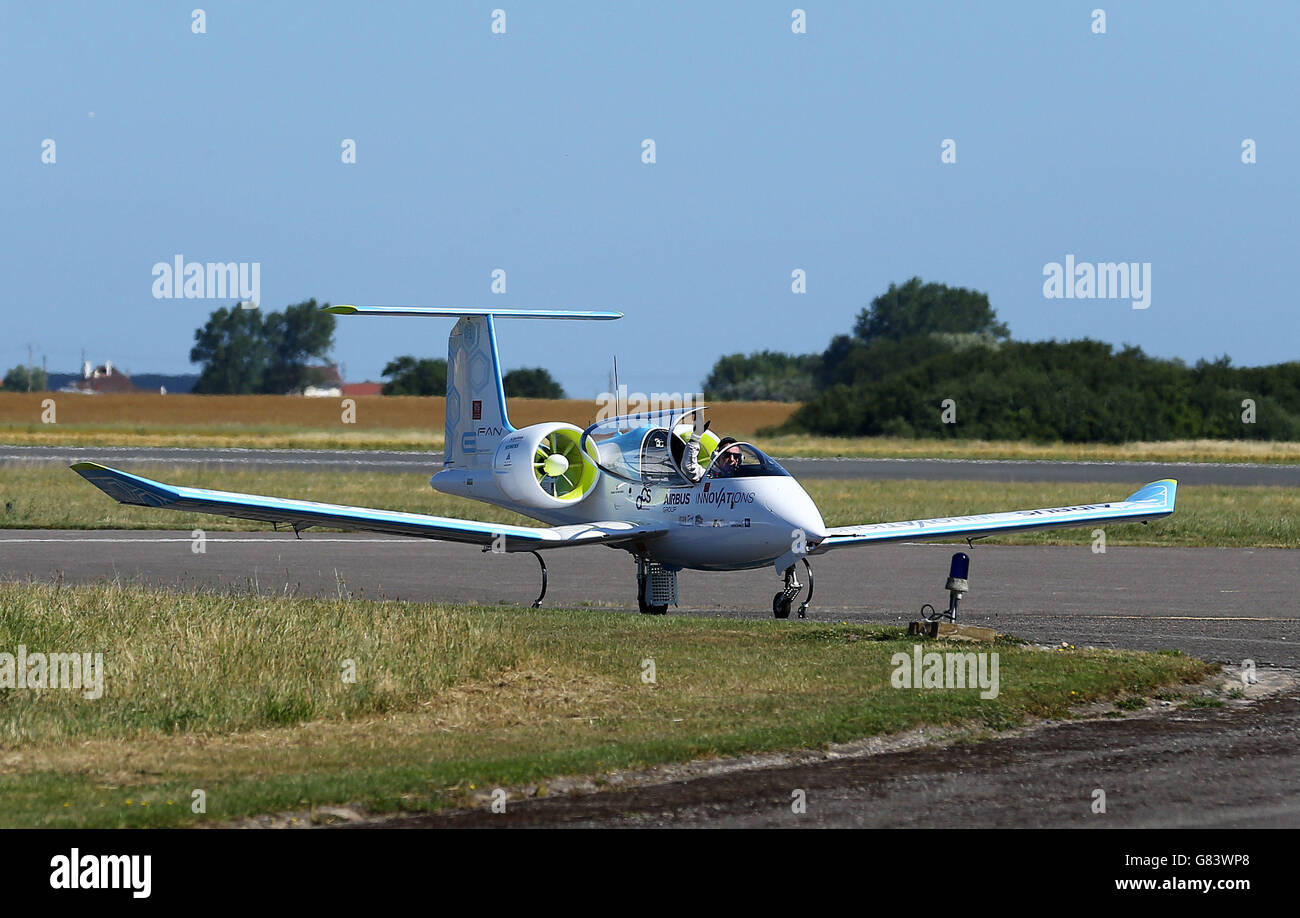 Le pilote Didier Esteyne célèbre après avoir atterri l'avion électrique E-Fan après sa traversée réussie de la Manche depuis l'aéroport de Lydd dans le Kent. Banque D'Images