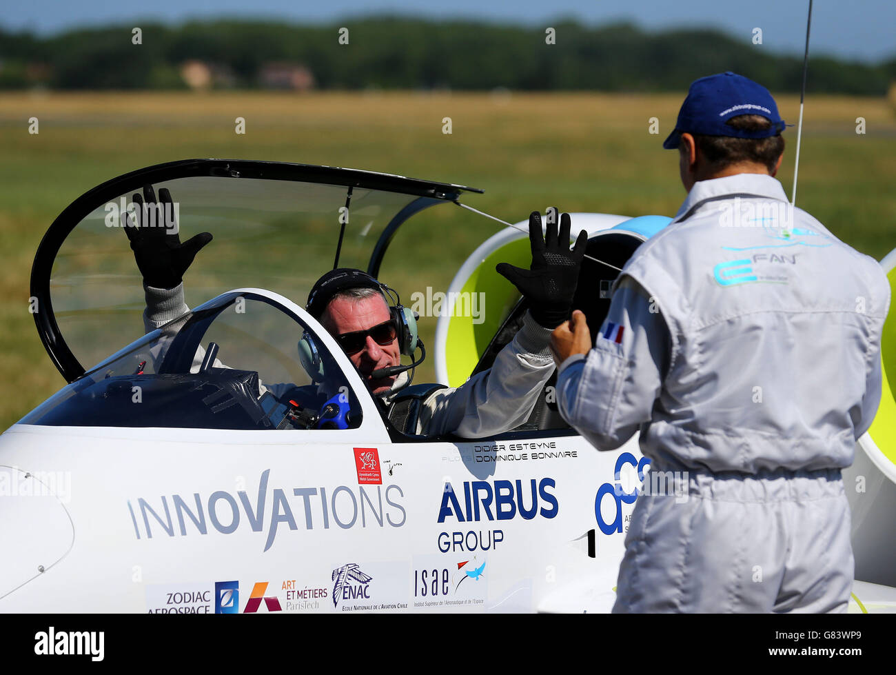 Le pilote Didier Esteyne célèbre après avoir atterri l'avion électrique E-Fan après sa traversée réussie de la Manche depuis l'aéroport de Lydd dans le Kent. Banque D'Images