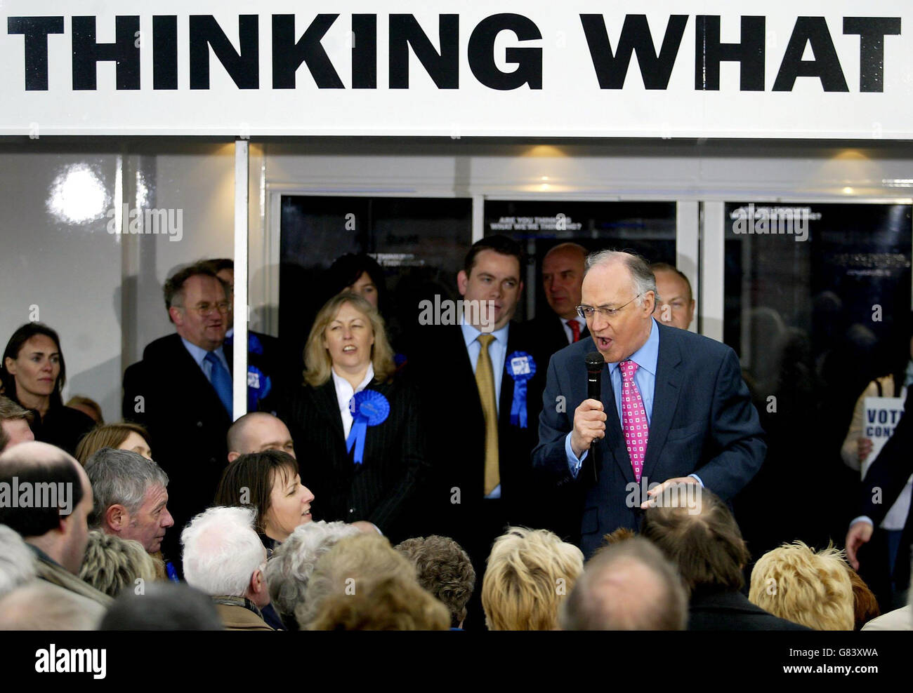 Le chef conservateur Michael Howard a fait campagne à l'extérieur du stade Reebok. Banque D'Images
