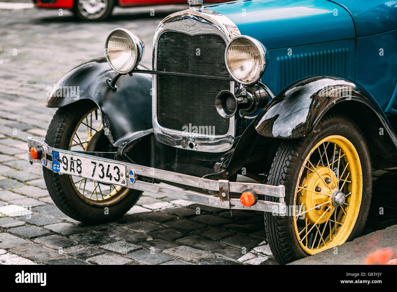 Prague, République tchèque - Le 10 octobre 2014 : Close up of old vintage blue car Ford UN Banque D'Images