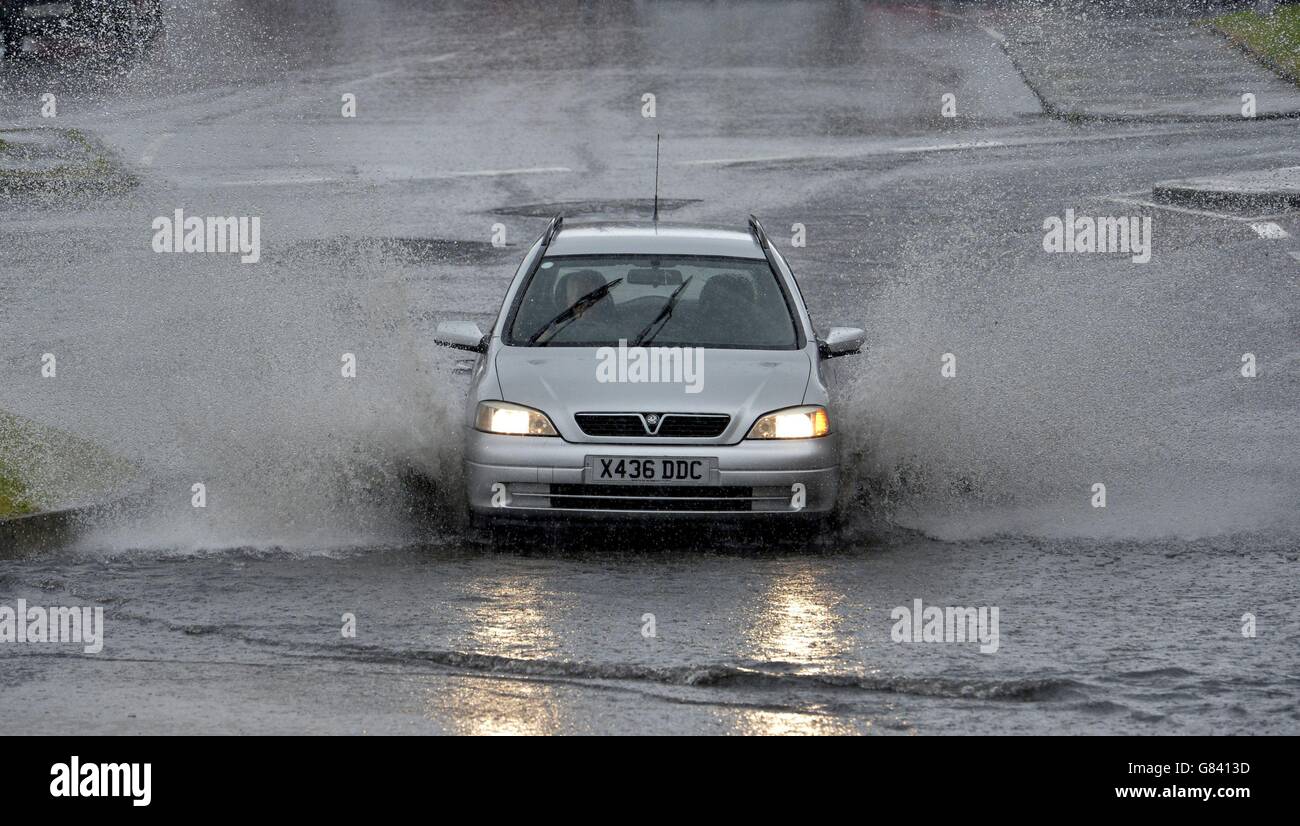 Une voiture traverse les eaux d'inondation lorsqu'une tempête violente traverse les Cullercoats dans le nord-est de l'Angleterre. Banque D'Images