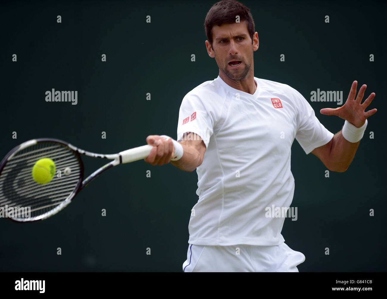 Le Novak Djokovic de Serbie s'entraînant lors d'une journée de prévisualisation des championnats de Wimbledon au All England Lawn tennis and Croquet Club, Wimbledon. Banque D'Images