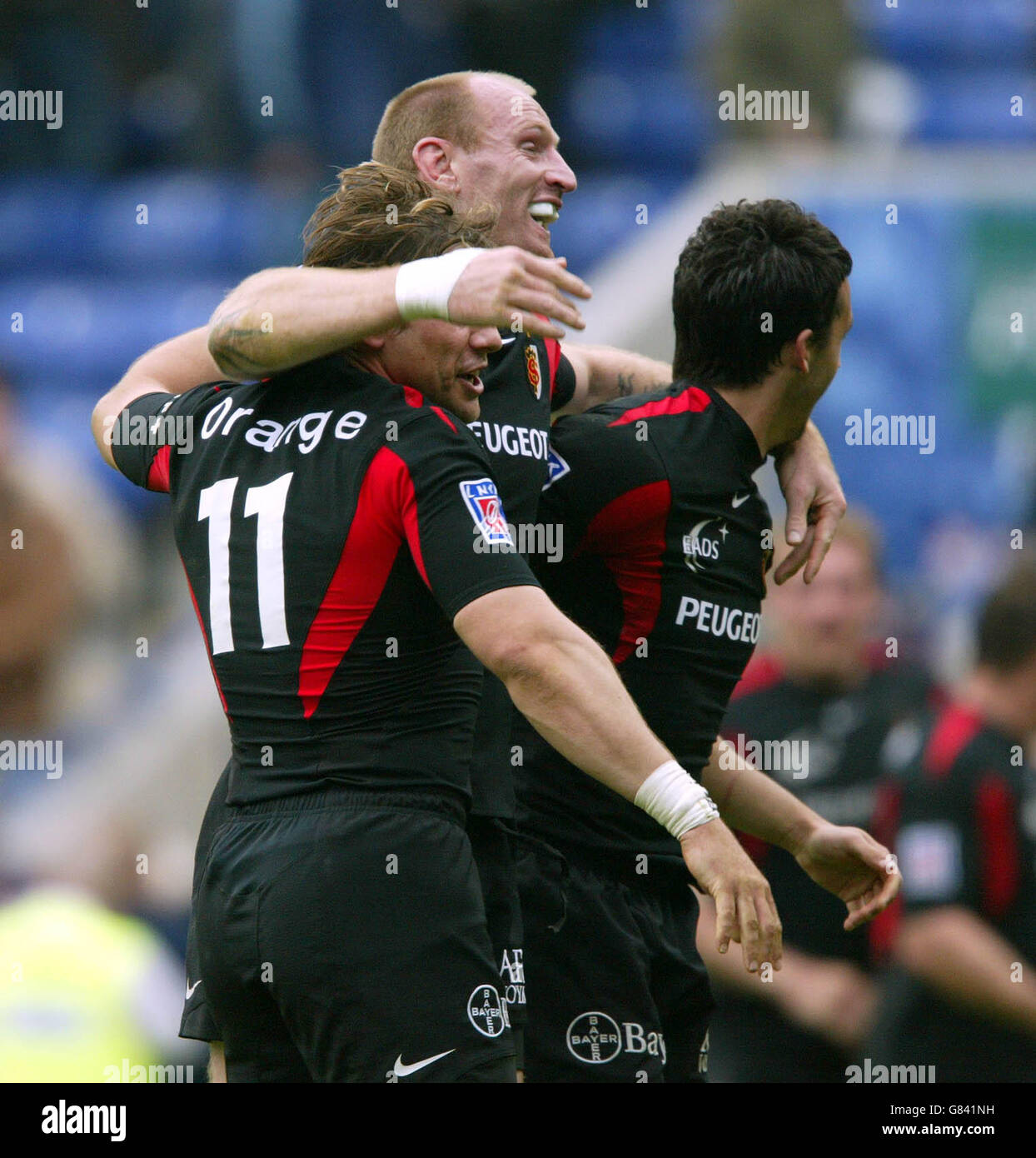 Rugby Union - Heineken Cup - semi-finale - Leicester Tigers / Toulouse - Walkers Stadium.Gareth Thomas de Toulouse célèbre avec Cedric Heymans et Clément Poitrenaud Banque D'Images