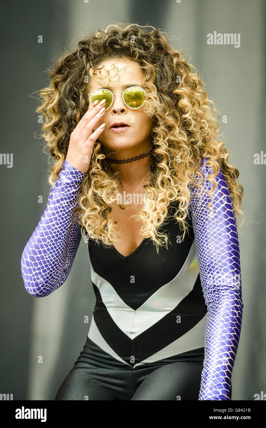 Ella Eyre se produit sur l'autre scène au Glastonbury Festival, à la ferme de la ville de Kellon Farm, dans le Somerset. Banque D'Images