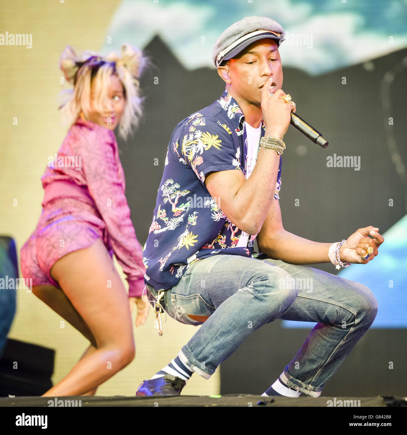 Pharrell Williams se présente sur la Pyramid Stage au festival Glastonbury, à la ferme de la ville de Somerset. Banque D'Images