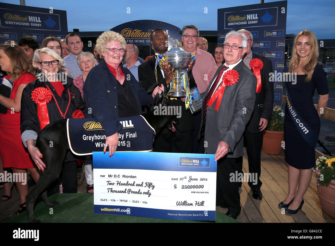 Rio Quattro, propriété de Danny Riordan (à droite), reçoit le trophée et le prix après avoir remporté le William Hill Greyhound Derby. Banque D'Images