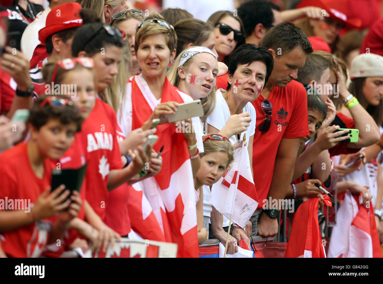 Les fans du Canada et de l'Angleterre attendent que les joueurs se réchauffent avant le match du quart de finale de la coupe du monde des femmes de la FIFA Canada 2015 entre le Canada et l'Angleterre au stade BC place à Vancouver, en Colombie-Britannique, au Canada. Banque D'Images