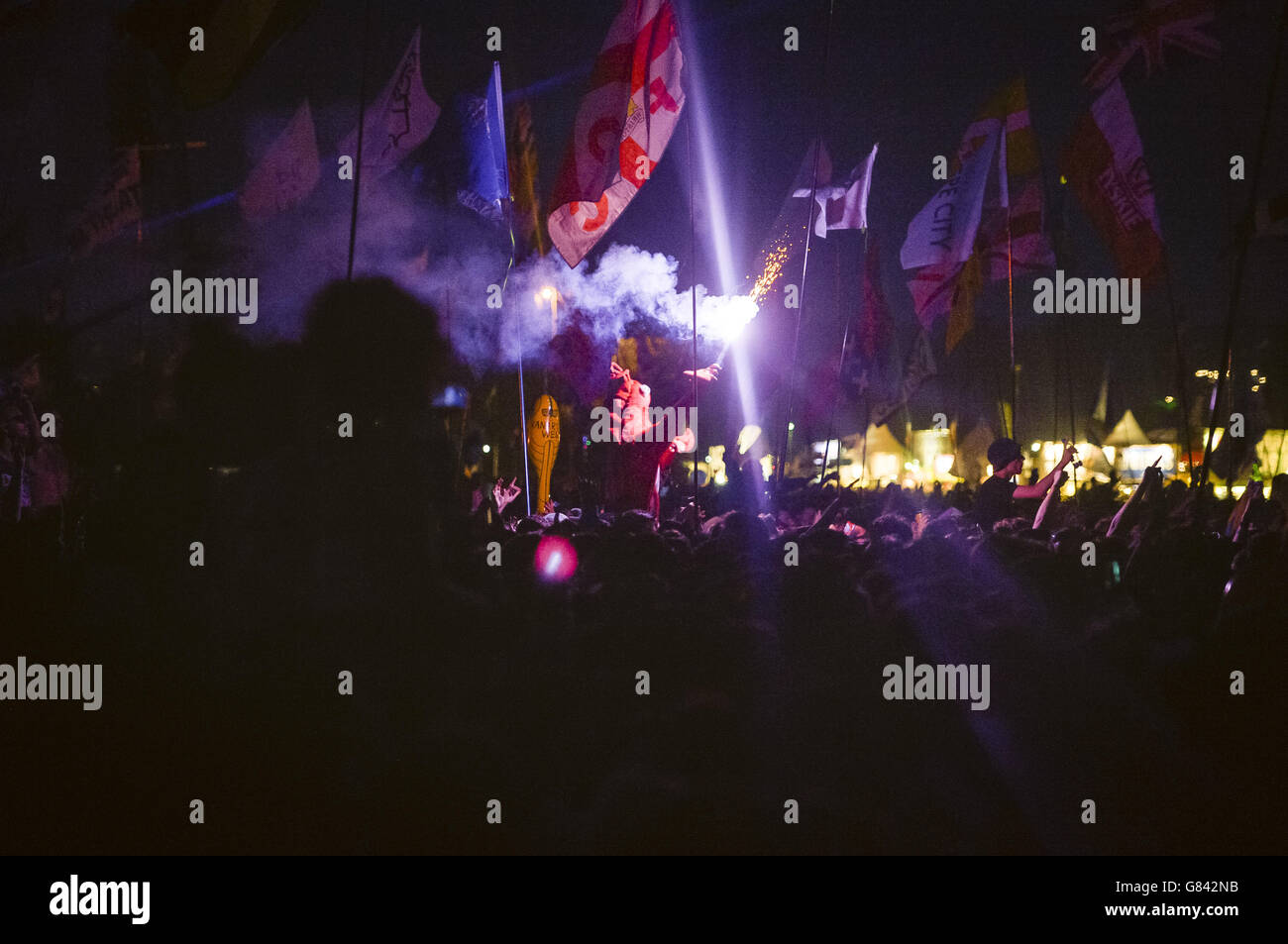 Les fans éclairent la foule en regardant Kanye West jouer sur la Pyramid Stage au Glastonbury Festival, à la digne Farm dans le Somerset. Banque D'Images