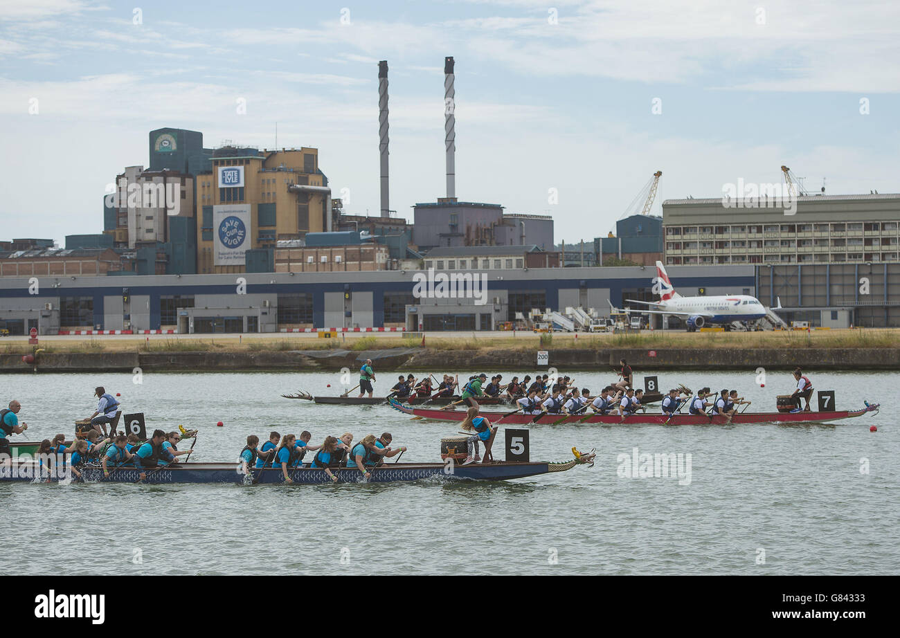 Les équipes se disputent lors du 20e Festival de bateaux dragons de Londres à Hong Kong au Regatta Center, Dockside Road, Londres. Banque D'Images