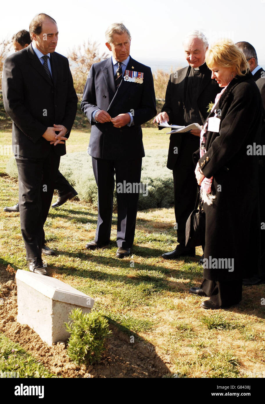 Le Prince de Galles (deuxième à gauche) s'entretient avec Hazel Smith sur la tombe d'un parent éloigné, avec le Rév Geoffrey Evans (deuxième à droite) et Ivor Caplin (gauche) Ministre de la défense junior, dans le cimetière V Beach près de Helles point, sur la péninsule de Gallipoli. Banque D'Images