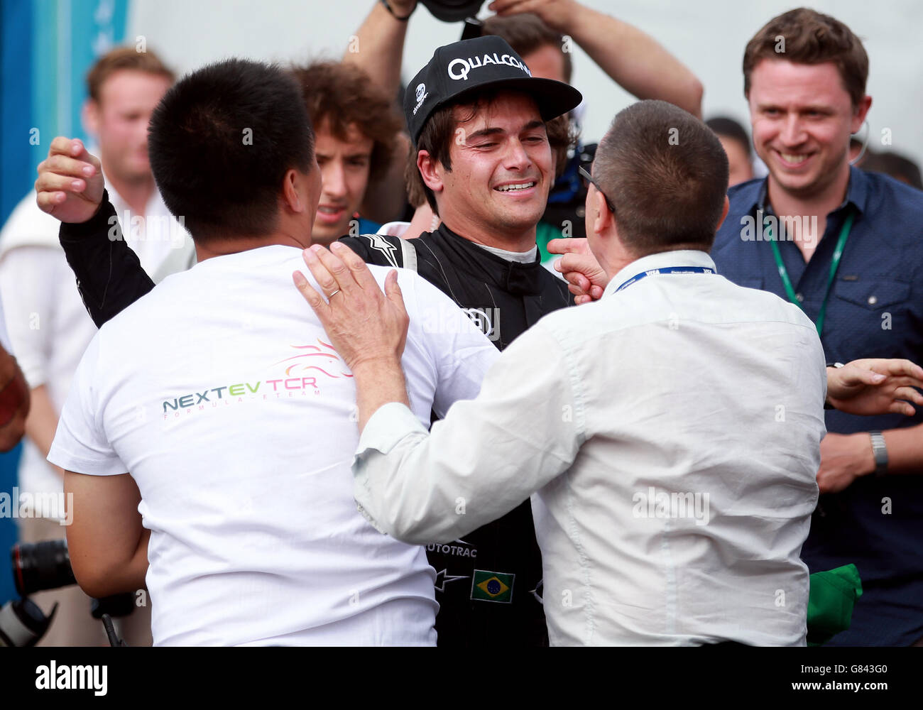 Nelson Piquet jr célèbre sa nomination au titre de champion du monde de Formule E après l'ePrix Visa de Londres à Battersea Park, Londres. Banque D'Images