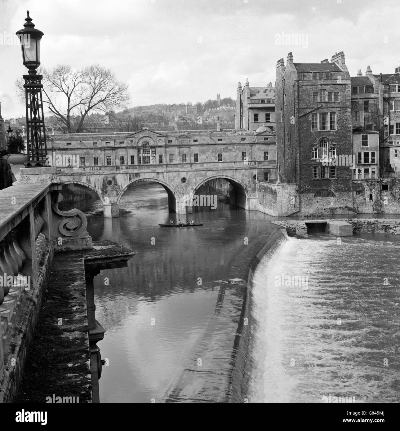 Pont Pulteney à Bath, Somerset. C'est la scène de la Serenissima, un carnaval vénitien du XVIIIe siècle qui se tiendra dans le cadre du festival de Bath. Banque D'Images