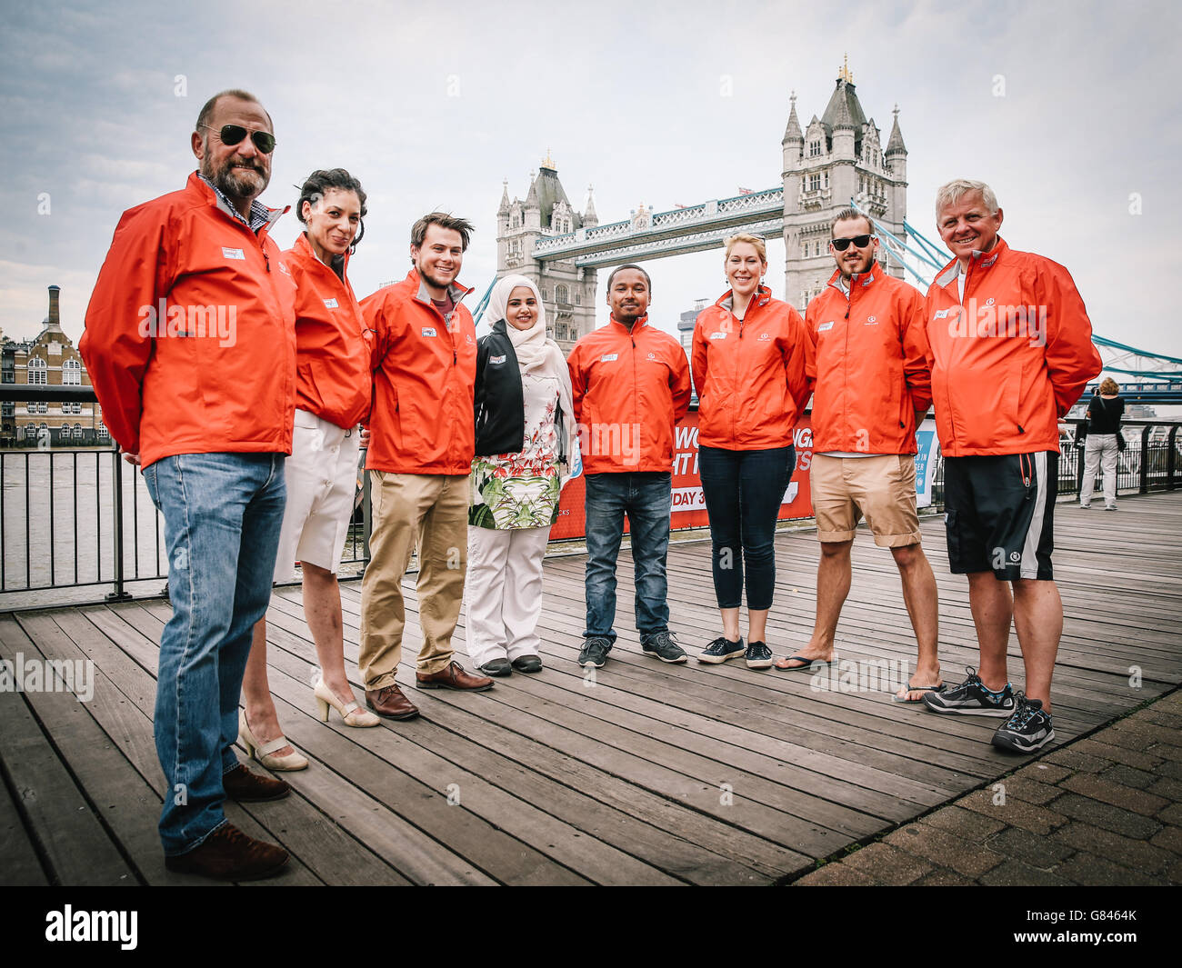 Membres d'équipage (de gauche à droite) Brian Harlock, Vanessa Jubenot, Gavin Reid, Noreen Rahman, Dhruv Boruah, Caroline Bowen, Matthew Ogg et Stephen O'Connor pendant les 60 jours de l'annonce du départ de la course Clipper à l'hôtel Guoman Tower, Londres. Banque D'Images