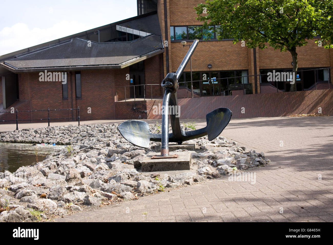 Une ancre d'un navire dans l'océan Atlantic Wharf, Cardiff, un rappel de la ville industrielle et du passé maritime. Banque D'Images