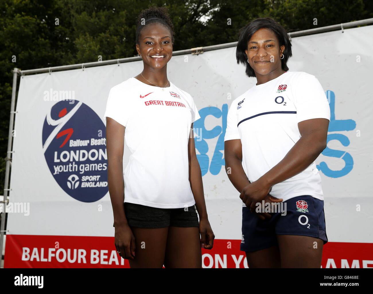 Dina Asher-Smith, ancienne concurrente des Jeux de la Jeunesse de Londres (détenteur du record britannique de 100 m, or du World Junior de 100 m, bronze du World 4x100 m, argent en intérieur européen de 60 m) et Maggie Alphonsi (gagnante de la coupe du monde de Rugby d'Angleterre) ont allumé la flamme lors de la cérémonie d'ouverture des finales des Jeux de la Jeunesse Balfour Beatty de Londres de 2015, Qui ont lieu au Centre national des sports, Crystal Palace les 2, 4 et 5 juillet, au cours de la première journée des Jeux de la jeunesse de Londres à Crystal Palace, Londres. APPUYEZ SUR ASSOCIATION photo. Date de la photo: Jeudi 2 juillet 2015. Voir l'histoire des PA ATHLÉTISME Jeunesse. Le crédit photo devrait se lire comme suit : Paul Harding/PA Wire. Banque D'Images