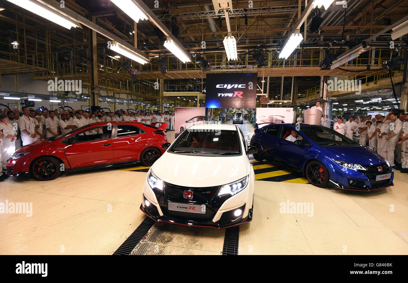 Le personnel Honda se cache derrière les trois premiers modèles de production de la nouvelle Honda Civic Type R qui ont fait son entrée dans la chaîne de production de l'usine Honda de Swindon, au Royaume-Uni, dans les couleurs rouge, blanc et bleu. Banque D'Images