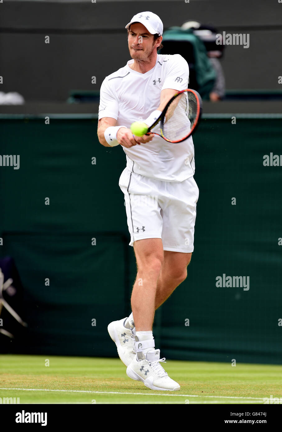 Andy Murray en action contre Robin Haase quatre des championnats de Wimbledon au All England Lawn tennis and Croquet Club, Wimbledon. Banque D'Images