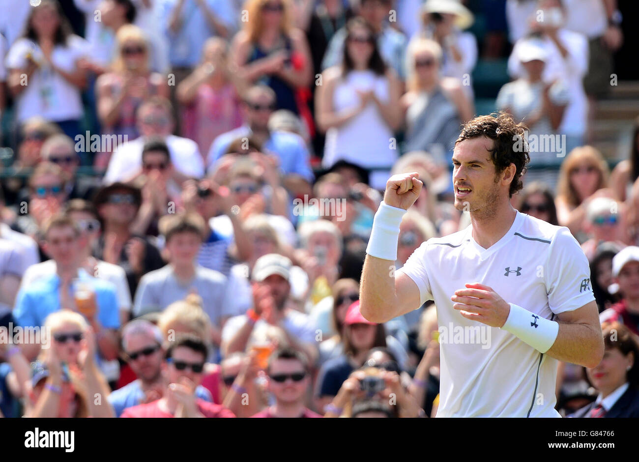 Andy Murray célèbre Robin Haase lors du quatrième jour des championnats de Wimbledon au All England Lawn tennis and Croquet Club de Wimbledon. Banque D'Images