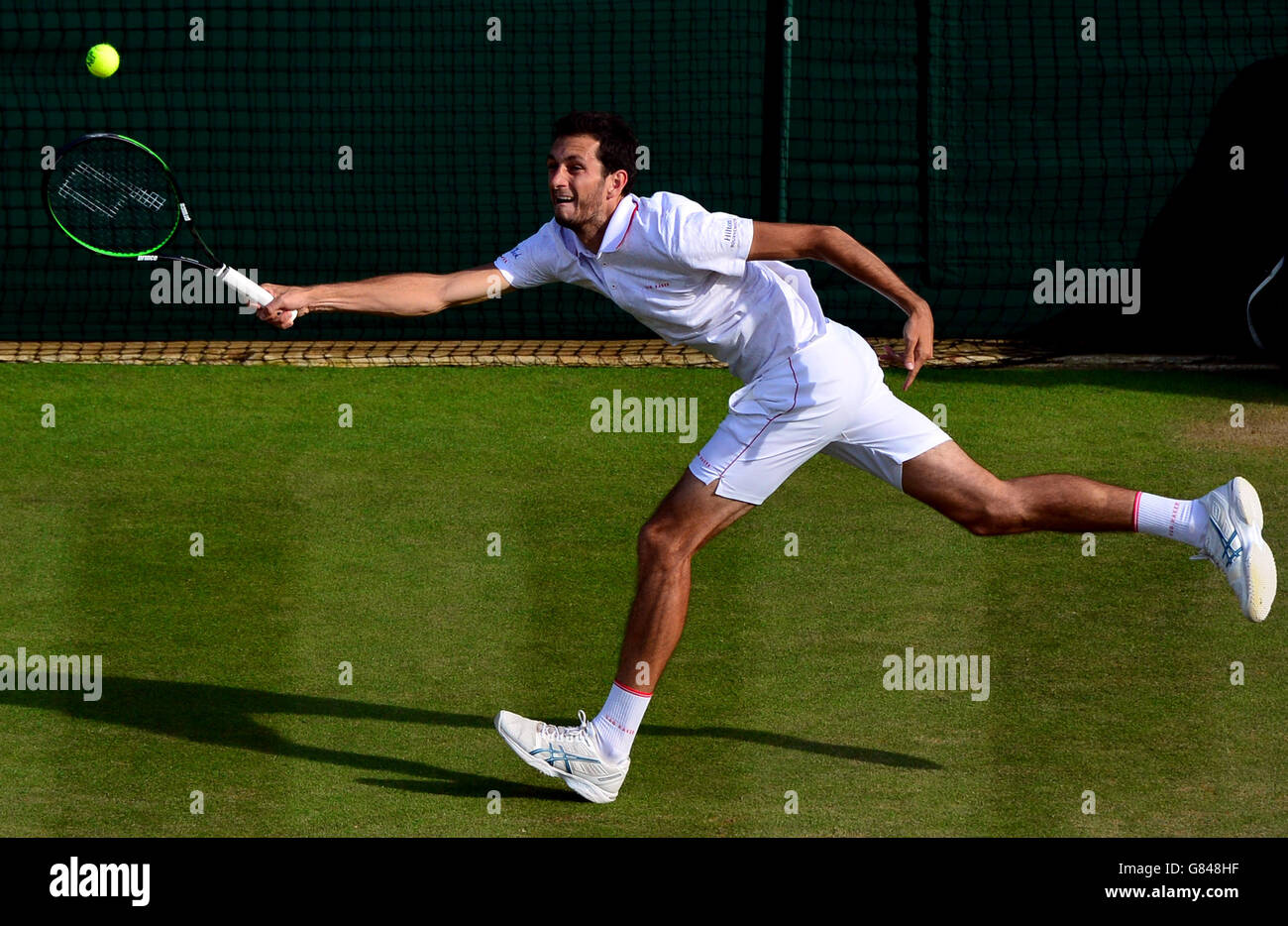 James Ward lors de son match contre Vasek Pospisil pendant le sixième jour des Championnats de Wimbledon au All England Lawn tennis and Croquet Club, Wimbledon. Banque D'Images