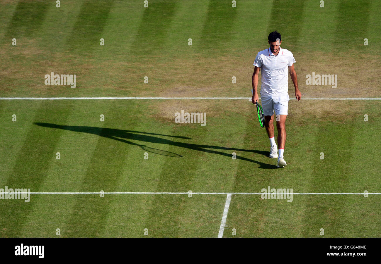 James Ward après avoir perdu à Vasek Pospisil pendant le sixième jour des championnats de Wimbledon au All England Lawn tennis and Croquet Club, Wimbledon. Banque D'Images