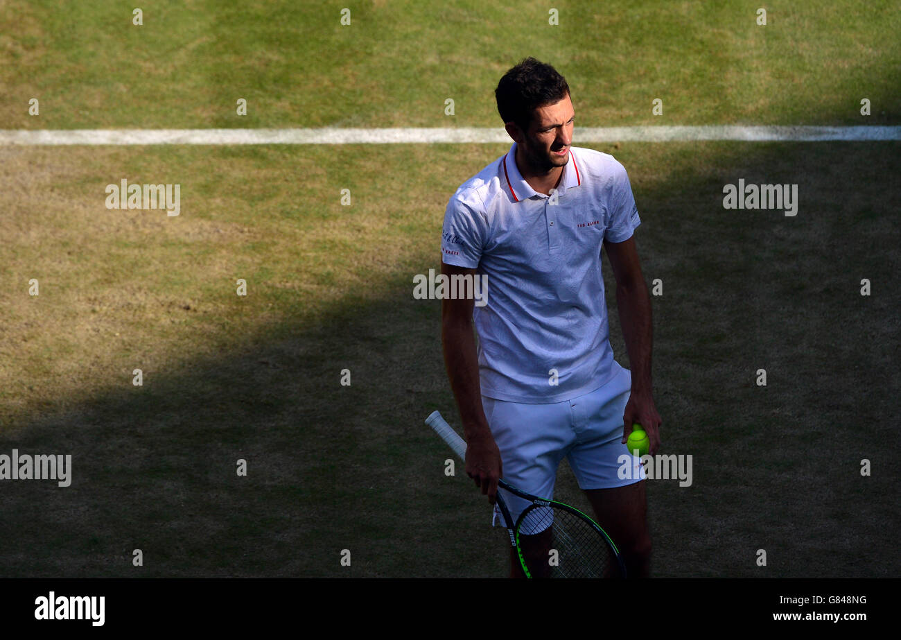 James Ward lors de son match contre Vasek Pospisil pendant le sixième jour des Championnats de Wimbledon au All England Lawn tennis and Croquet Club, Wimbledon. Banque D'Images