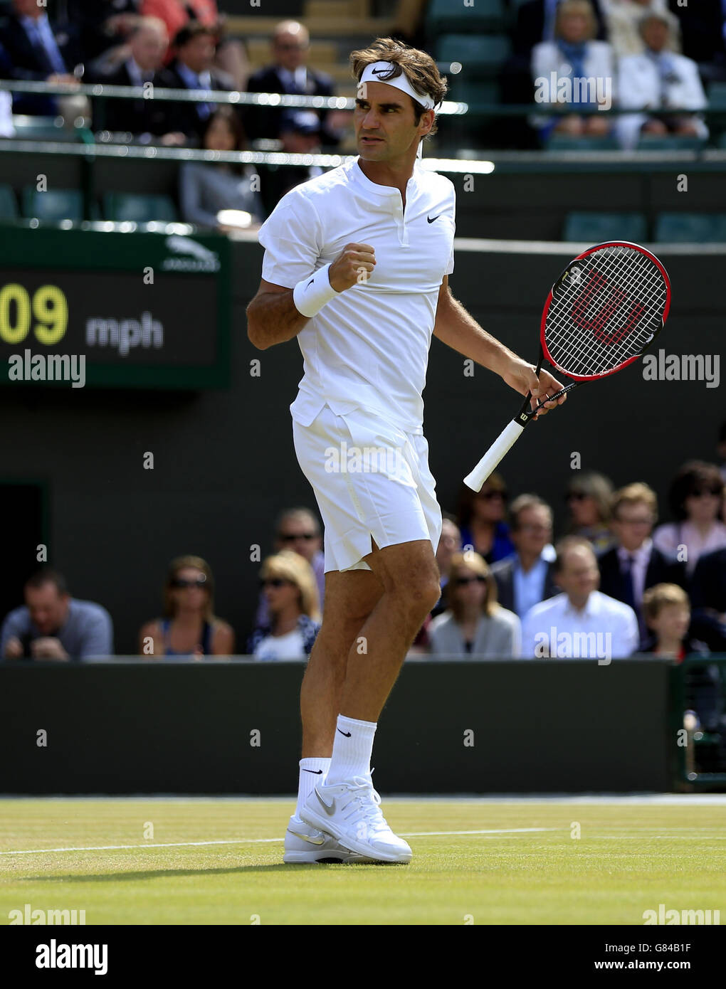 Roger Federer célèbre la victoire de la deuxième équipe contre Gilles Simon lors du neuvième jour des championnats de Wimbledon au All England Lawn tennis and Croquet Club, Wimbledon. Banque D'Images