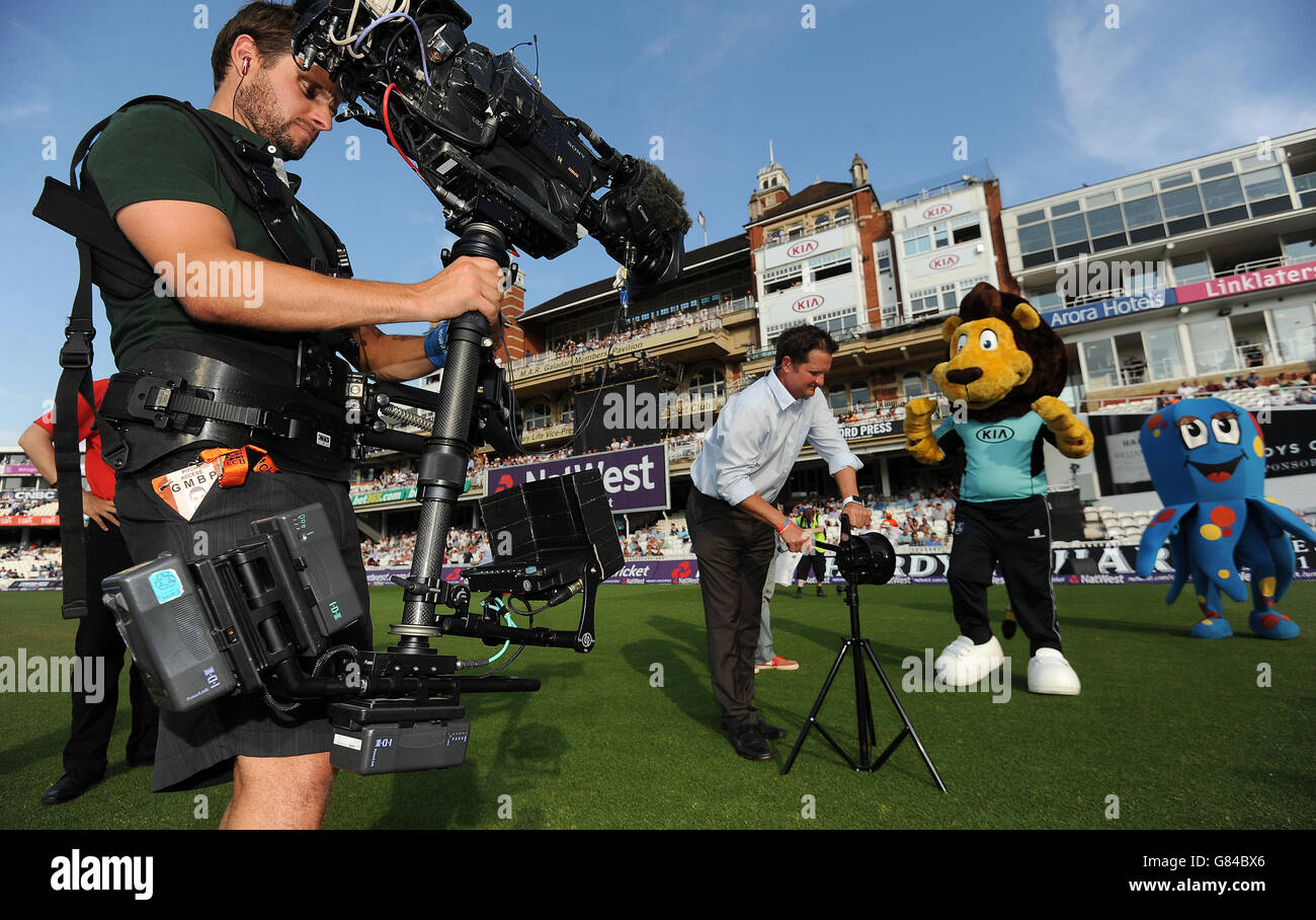 Robert Key de Sky Sports sonne une sirène air-raid comme le les joueurs sortent Banque D'Images